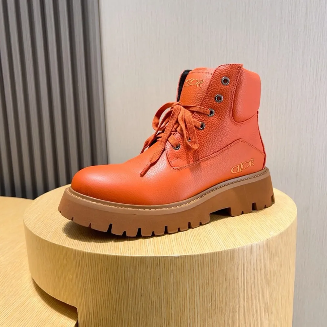 Factory P580💰[Dior] Dior ✨ is online simultaneously👏 This latest popular men's boots for autumn and winter are new products in the series and continue Di*r's classic style. The upper is made of original first-layer cowhide and matched with the original anti-slip and wear-resistant rubber outsole. The rear shoe collar and heel are equipped with brand iconic details to enhance the style. Fashionable and versatile. Create a casual look. Size: 38-44 (45 customized)